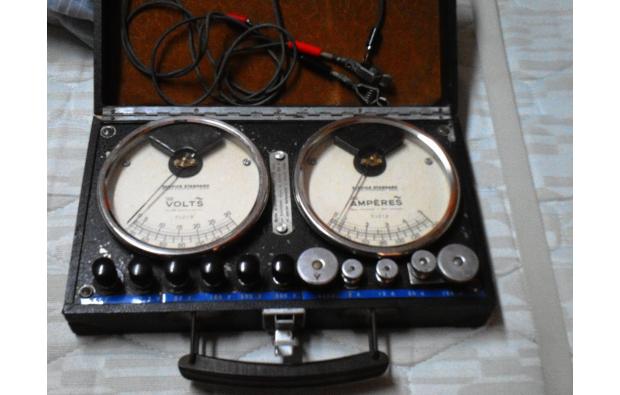 MALLETTE ANALOGIQUE.VOLTS & AMPERE. MALLETTE ANALOGIQUE.VOLTS & AMPERE.