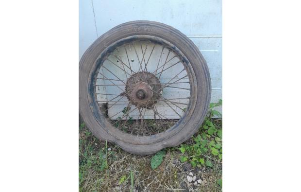 Roue très vieille moto Roue très vieille moto